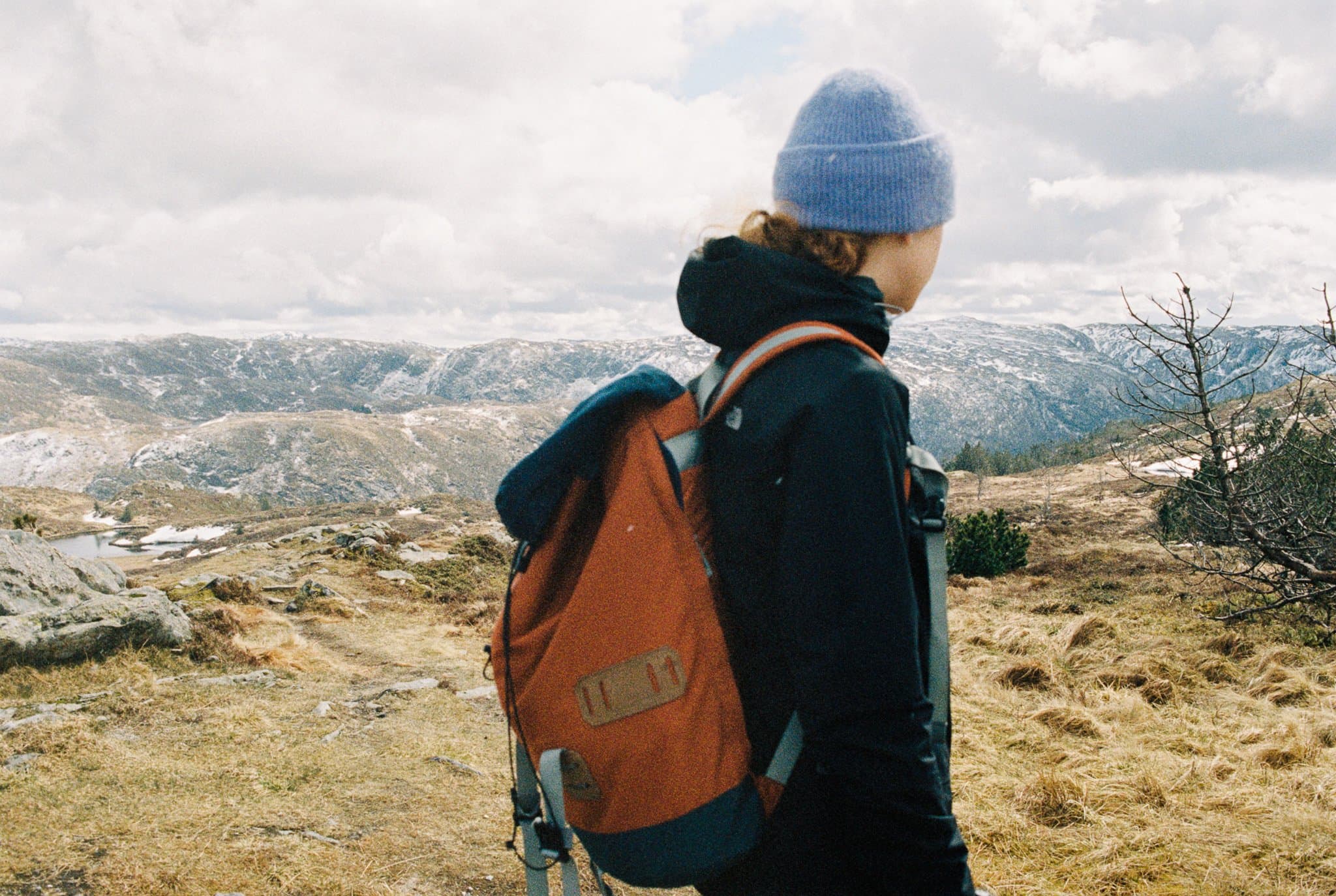 Fjellklatrer på vei opp en fjellside